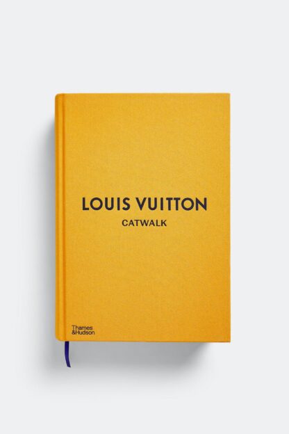 LOUIS VUITTON PODYUM KİTABI (İNGİLİZCE)